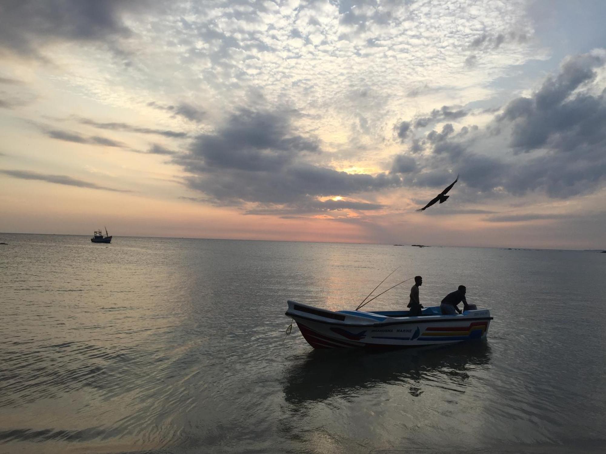 Janas Blue Water Corner Hotel Trincomalee Buitenkant foto